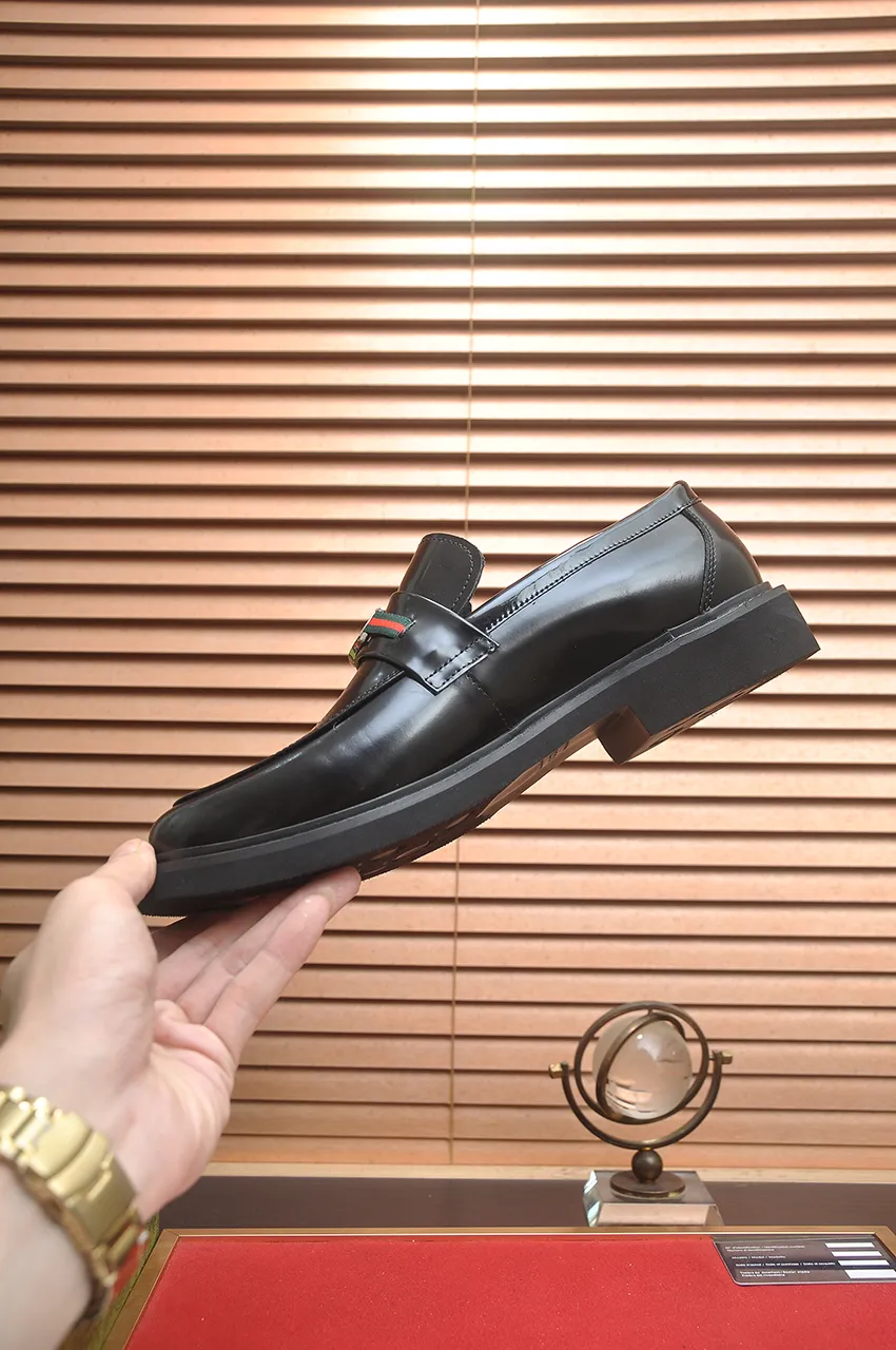 Men's shoes💰540💶Italy's top luxury men's shoe giant (GUCCI) (Gucci) (full cowhide lining) new arrival🍃Original European style🔰 Pleasant to the eye😍In order to make the shoes more durable and non-deformable🌀The production continues to follow traditional methods but there is still no lack of innovation💪Choose original sheepskin for the leather♻️ Smooth and natural And extra bright ⭐Made of imported cowhide, the first choice of rich people 38-45 (45 customized)